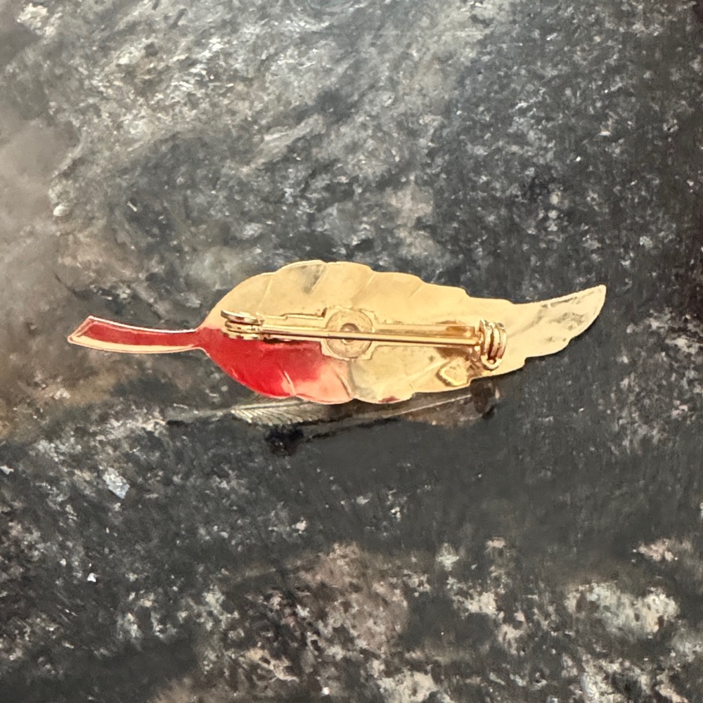 Elegant Gold Leaf Brooch with Pearl Accent - Picture 4 of 4